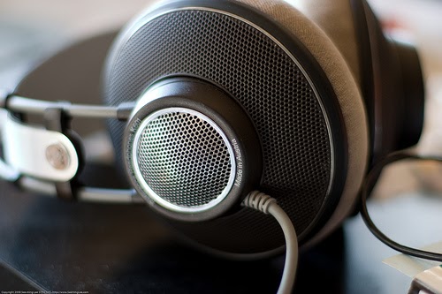 AKG K601