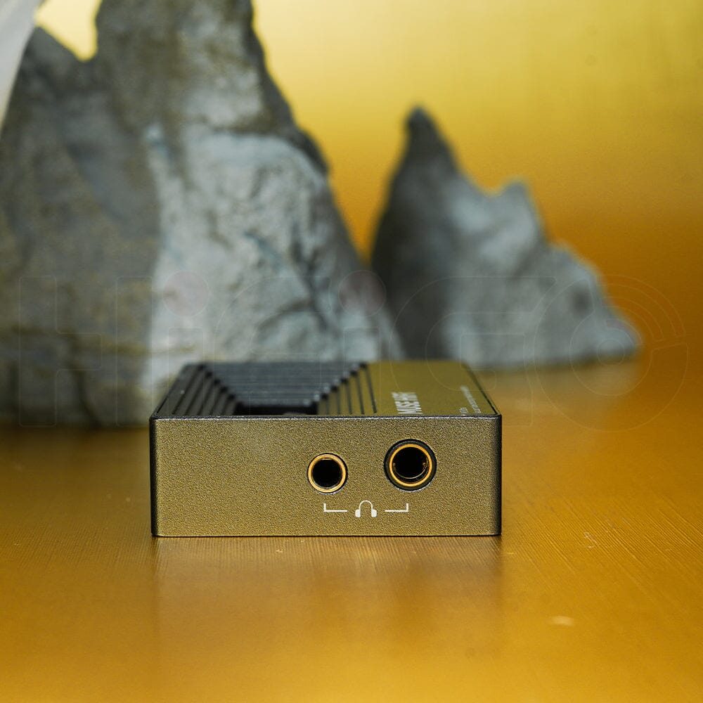 The 3.5mm and 4.4mm balanced outputs. Photo: Muse HiFi.