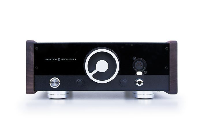 The front panel: power, volume, balanced and single-ended outputs. Photo: Erzetich.