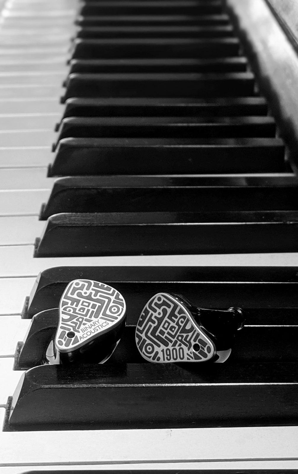 Both 1900 shells on piano keys, faceplates up. Photo: Sonic Compass.