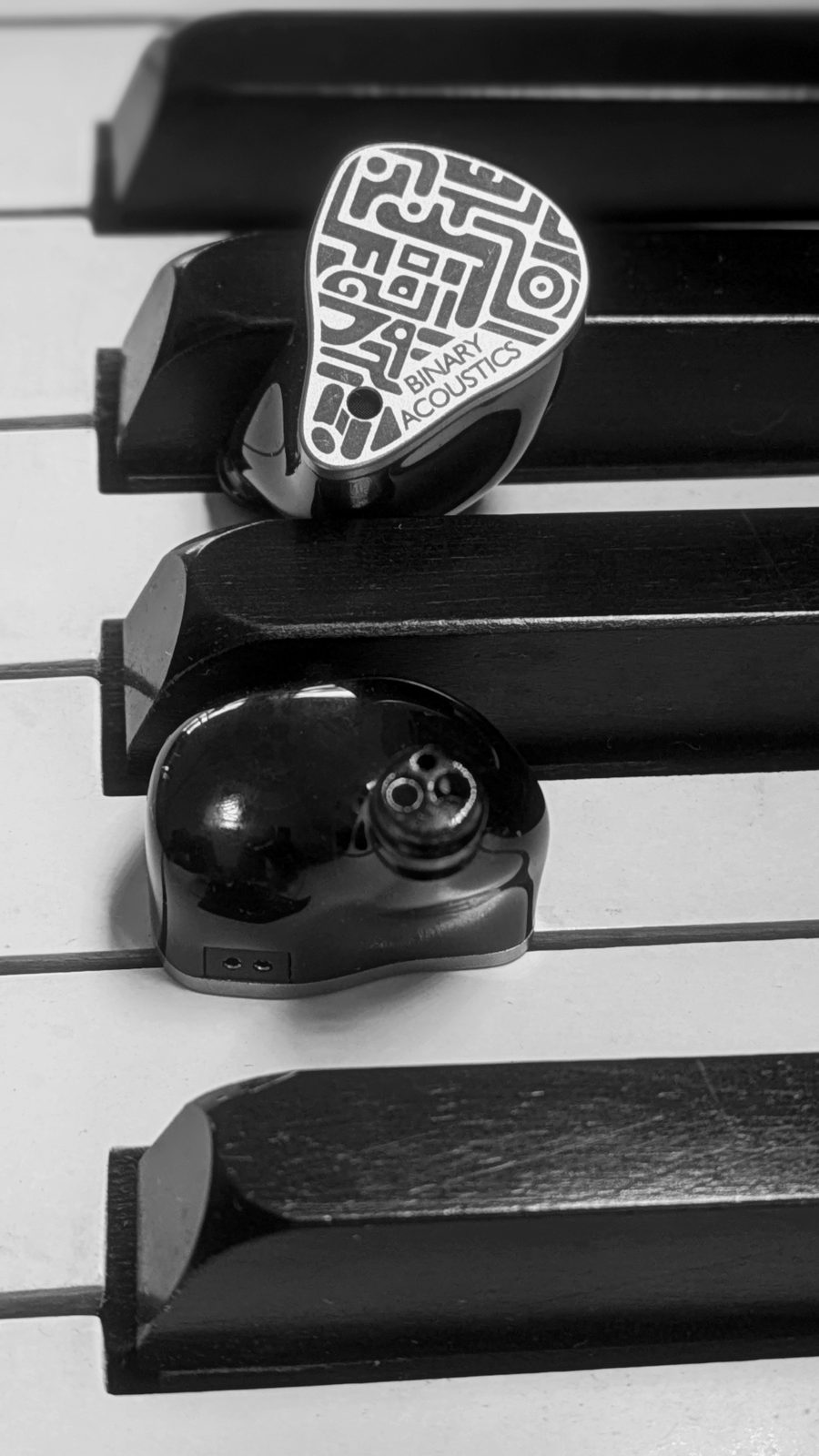 Single shell showing the three-bore nozzle and the 2-pin socket. Photo: Sonic Compass.