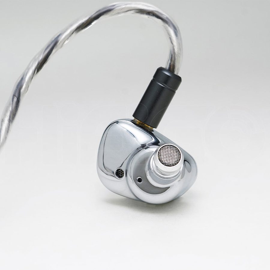 Side view with the cable fitted. Photo: Juzear.