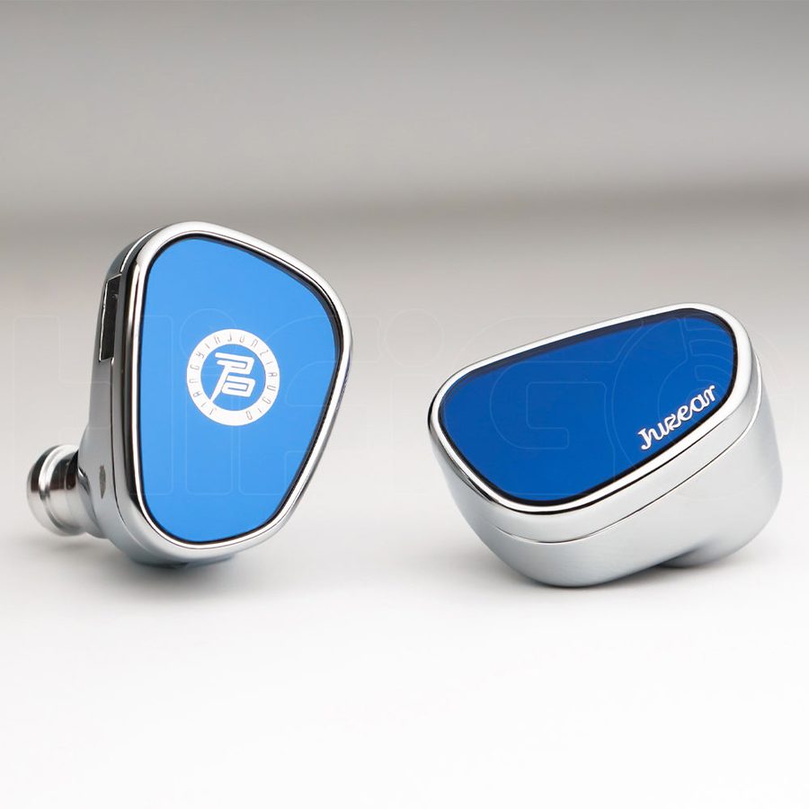 The blue iridescent faceplates. Photo: Juzear.