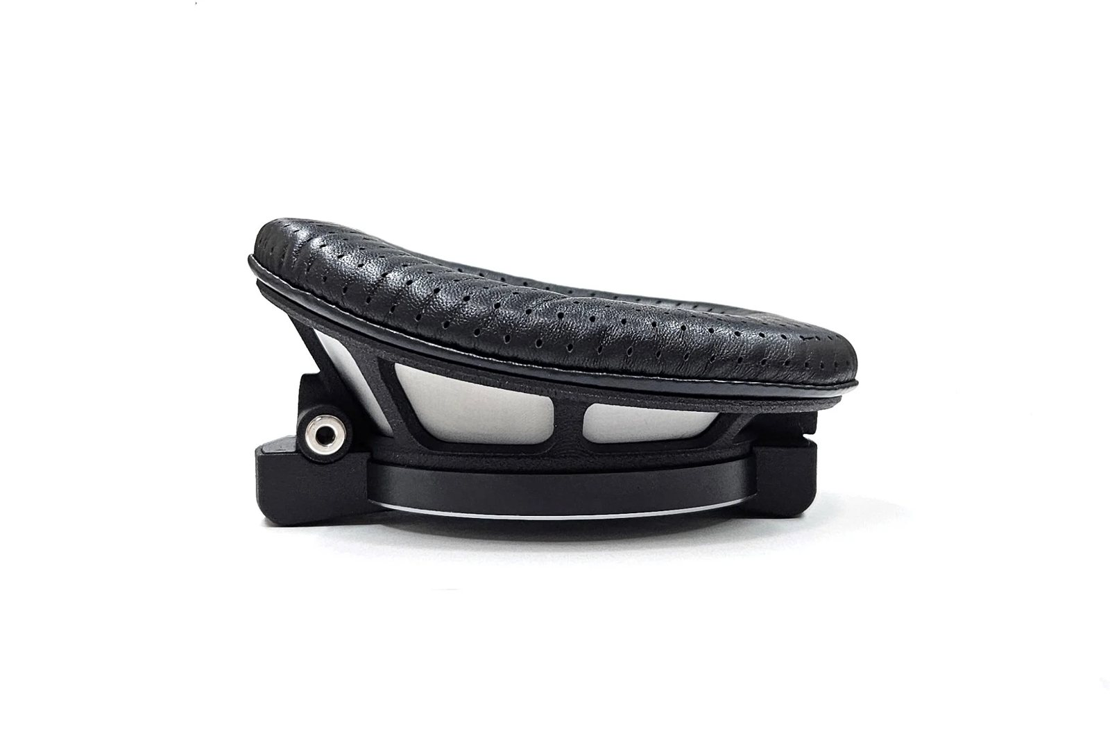 Slim leather ear pad on the contoured baffle. Photo: Lily Audio.