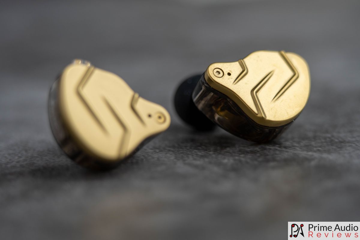 Close-up of the gold aluminium faceplates with their ridged pattern and the transparent shells. Photo: Prime Audio Reviews.