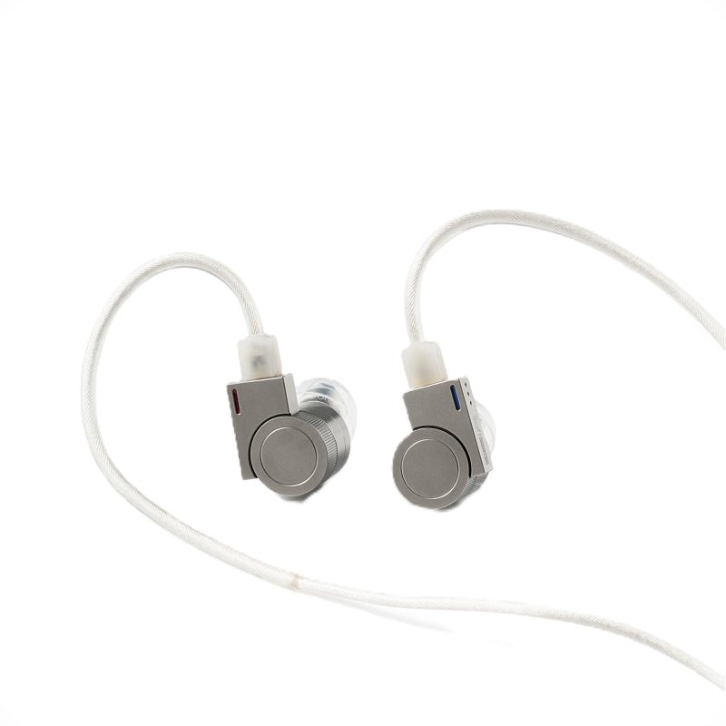 The Edge with its silver-plated cable. Photo: Softears.