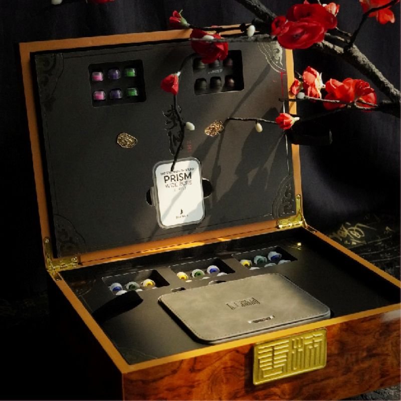 The wooden briefcase presentation with tips. Photo: Tangzu.